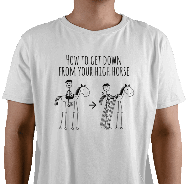 Billede af en hvid t-shirt med det danske ordsprog at komme ned fra sin høje hest. Tegningen viser en mand på en meget høj hest, som kravler ned af hesten da han får en stige. Ovenover står der "How to get down from your high horse", som er den direkte danske oversættelse af udtrykket til engelsk.