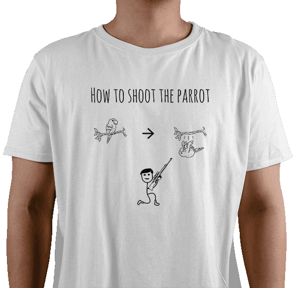 Billede af en hvid t-shirt med tegning af det danske ordsprog at skyde papegøjen. En mand skyder papegøjen med sit gevær. Ovenover står der "How to shoot the parrot" som er en direkte oversættelse af det danske udtryk.