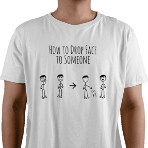 Dette billede viser en hvid t-shirt på en mand med en tegning af det danske ordsprog "at tabe ansigt". Den tegnede mand tager sit ansigt og smider det på jorden og ovenover står der "How to drop face to someone". Dette er altså en sjov t-shirt med et dansk ordsprog på engelsk.