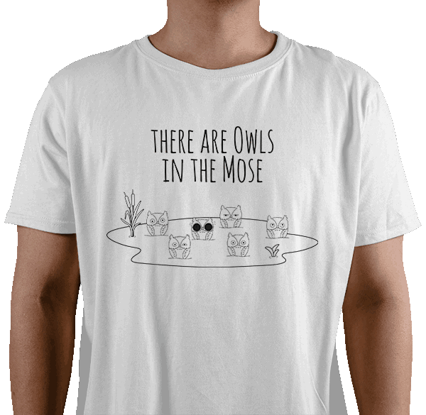 Billede af en hvid t-shirt med ordsproget "ugler i mosen". Det er en mose med 6 ugler i. Ovenover står der "When there are owls in the mose" som er en reference til det danske ordsprog og talemåde.